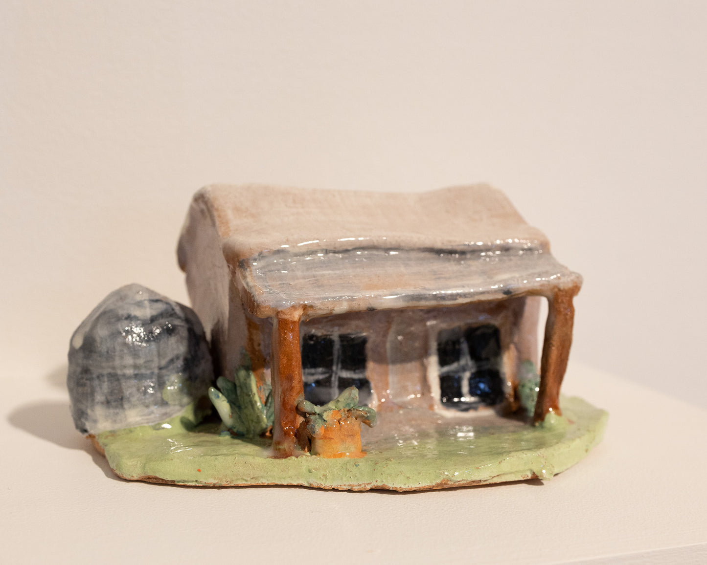 Cockatoo Court, 2025, ceramic, 20 x 8cm