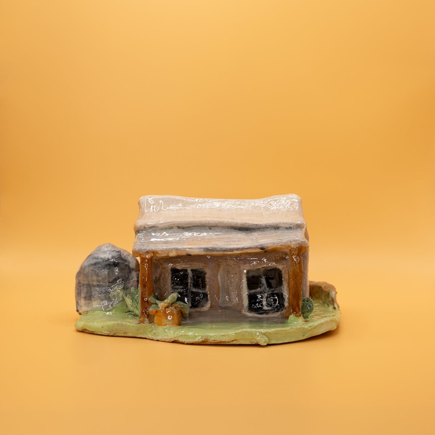 Cockatoo Court, 2025, ceramic, 20 x 8cm